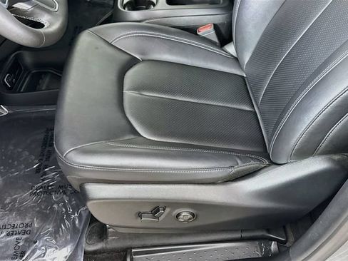 Used 2025 Chrysler Pacifica Select FWD image 19