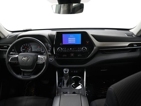 Used 2023 Toyota Highlander LE FWD image 13
