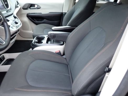 Used 2020 Chrysler Pacifica Touring image 17
