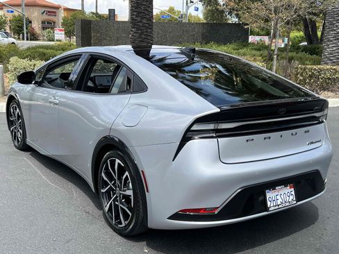 Used 2023 Toyota Prius Prime Premium FWD image 2