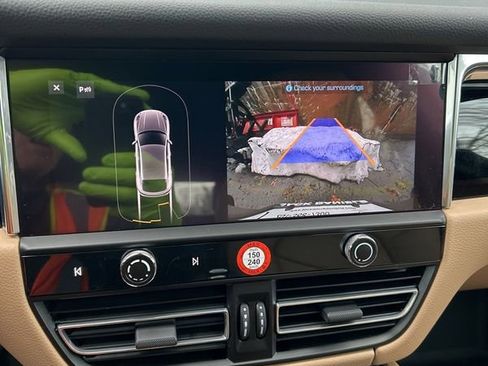 Used 2025 Porsche Macan Base image 13