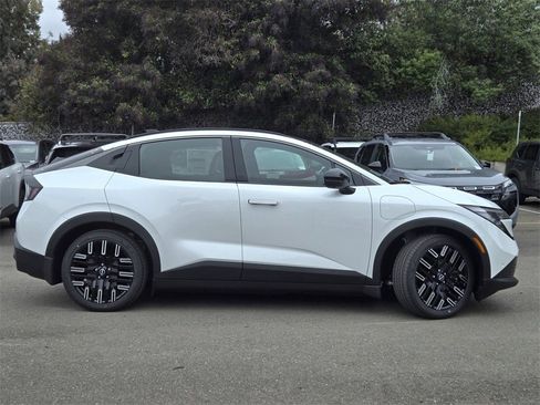 New 2026 Nissan Leaf Platinum+ w/ Cargo Package (Platinum+) image 2