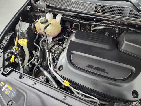 Used 2024 Chrysler Pacifica Touring-L image 20