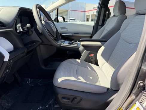 Certified 2025 Toyota Sienna LE FWD image 6