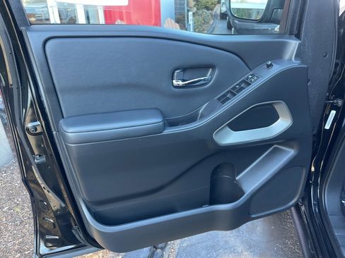 Used 2022 Nissan Frontier SV image 9