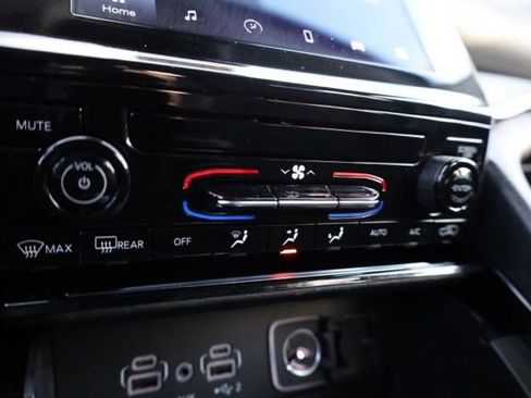 Used 2023 Jeep Grand Cherokee Laredo image 27