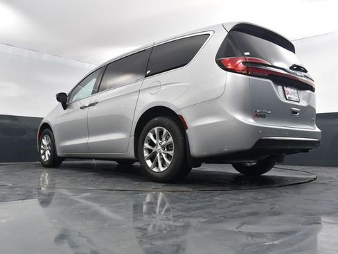 New 2026 Chrysler Pacifica Select image 51