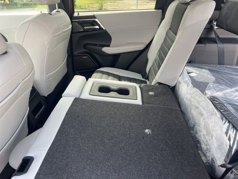 Used 2025 Mitsubishi Outlander SE image 36