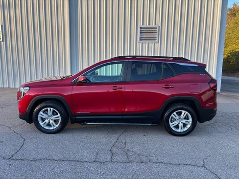 Used 2024 GMC Terrain SLE w/ Driver Convenience Package image 3