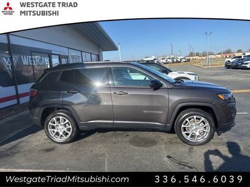 Used 2022 Jeep Compass Latitude AWD/4WD image 3