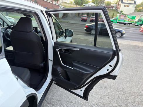 Used 2022 Toyota RAV4 LE image 17