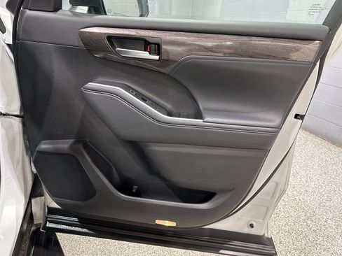 Certified 2025 Toyota Highlander Platinum image 16
