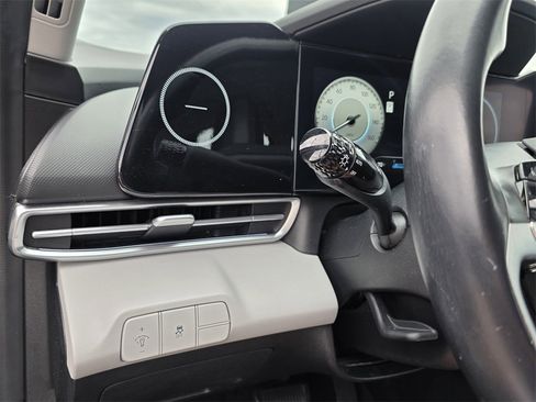 Used 2024 Hyundai Elantra Limited image 19