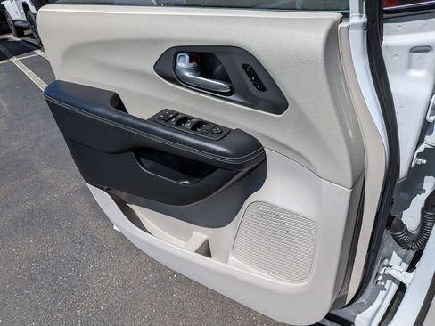 Used 2024 Chrysler Pacifica Touring-L FWD image 21