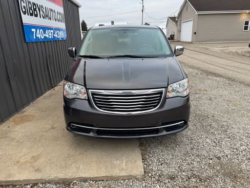 Used 2015 Chrysler Town & Country Touring-L w/ Driver Convenience Group image 2