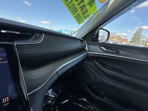 Used 2024 Jeep Grand Cherokee Limited image 28