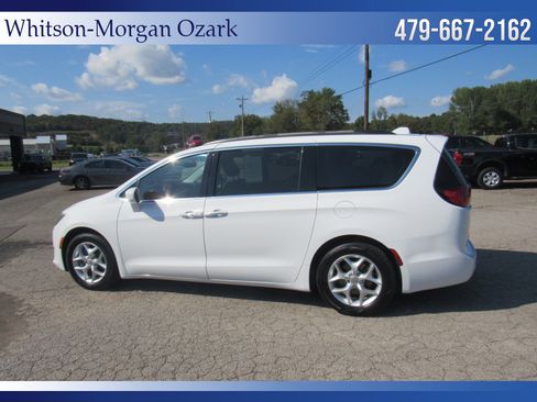 Used 2018 Chrysler Pacifica Touring Plus w/ Tire & Wheel Group image 9
