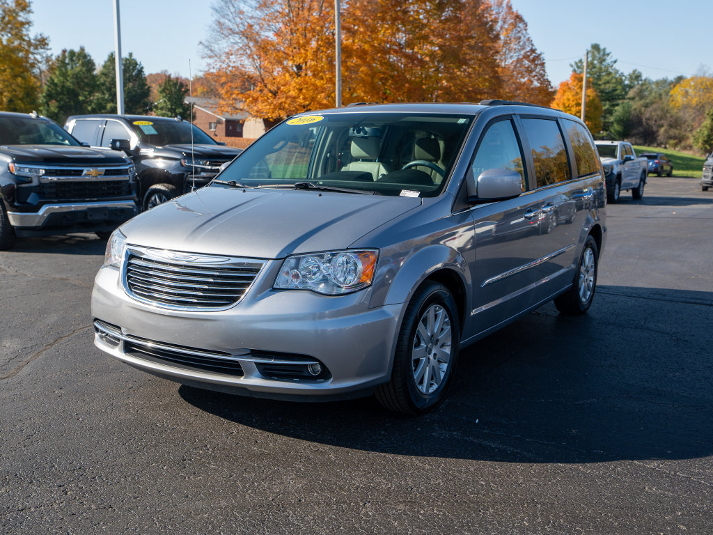 Used 2016 Chrysler Town & Country Touring w/ Driver Convenience Group FWD image 3