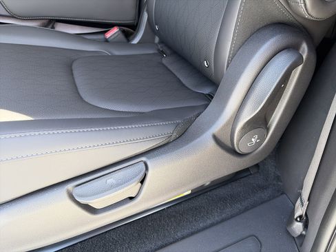 Used 2026 Kia Carnival EX FWD image 23