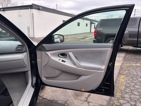 Used 2009 Toyota Camry LE FWD image 25