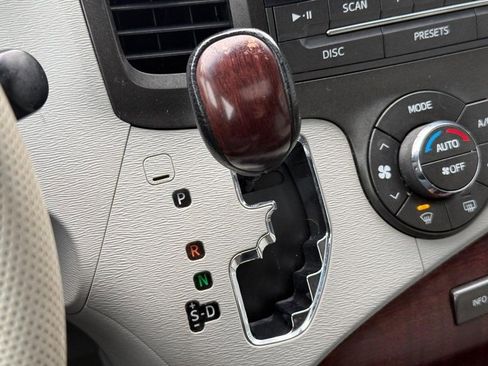 Used 2012 Toyota Sienna XLE image 28