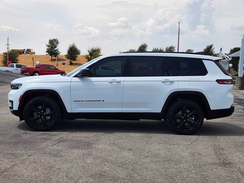 Used 2021 Jeep Grand Cherokee L Laredo RWD image 4