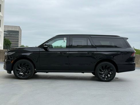 New 2026 Lincoln Navigator L Reserve AWD/4WD image 2