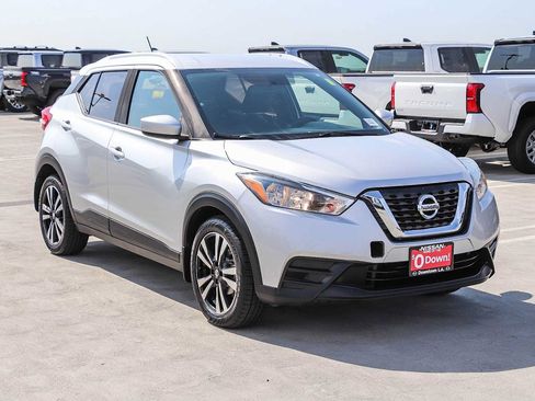 Used 2019 Nissan Kicks SV FWD image 3