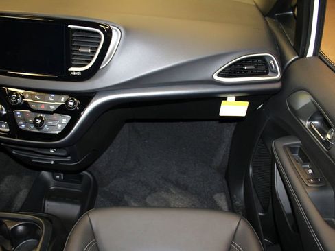 New 2026 Chrysler Voyager LX image 28