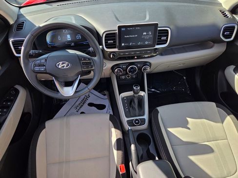 Used 2025 Hyundai Venue SEL image 9