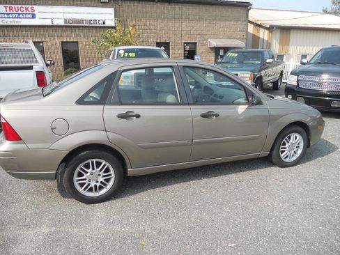 Used 2005 Ford Focus SE image 25