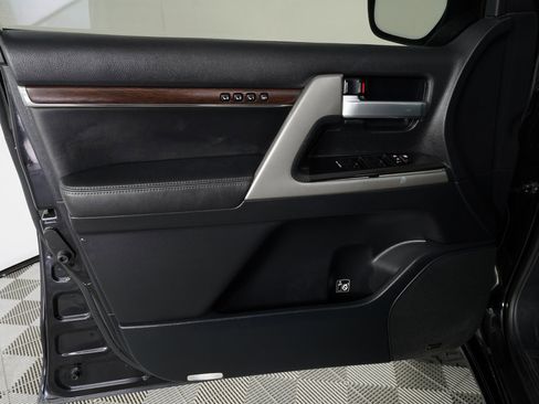 Used 2017 Toyota Land Cruiser image 15