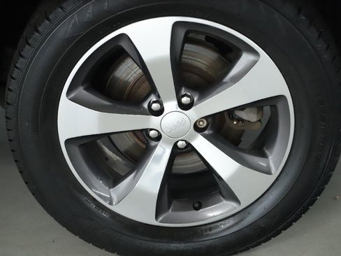 Used 2019 Jeep Cherokee Limited image 39