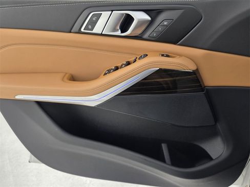 Used 2025 BMW X5 xDrive40i w/ M Sport Package image 25