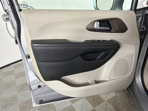 Used 2018 Chrysler Pacifica Touring-L image 10