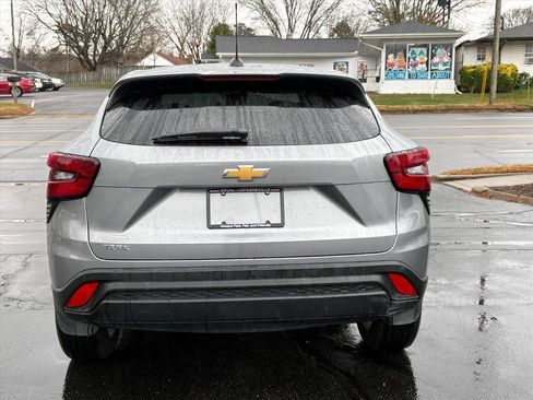 Used 2024 Chevrolet Trax LS w/ LS Convenience Package image 4