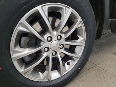 Used 2019 Jeep Cherokee Latitude Plus w/ Comfort/Convenience Group image 31