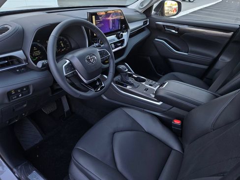 Certified 2026 Toyota Highlander Limited AWD/4WD image 8