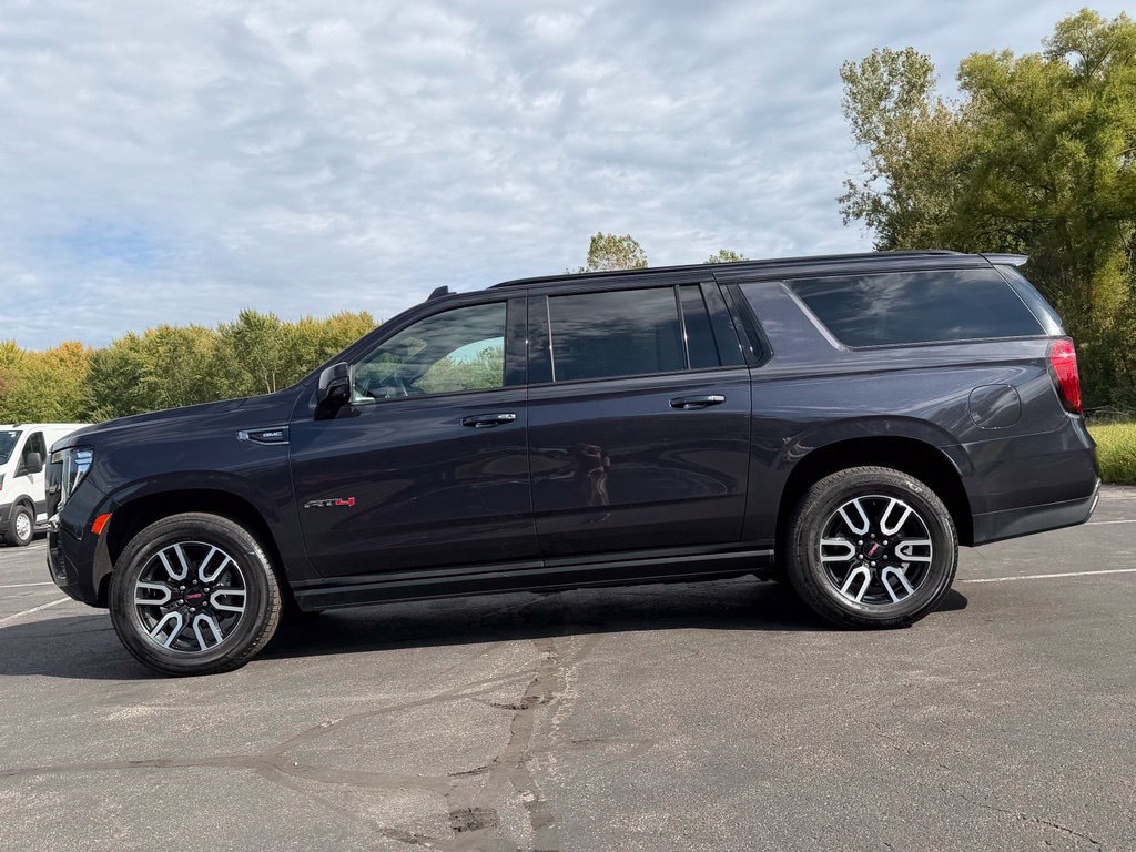 Used 2023 GMC Yukon XL AT4 w/ AT4 Premium Package AWD/4WD image 3
