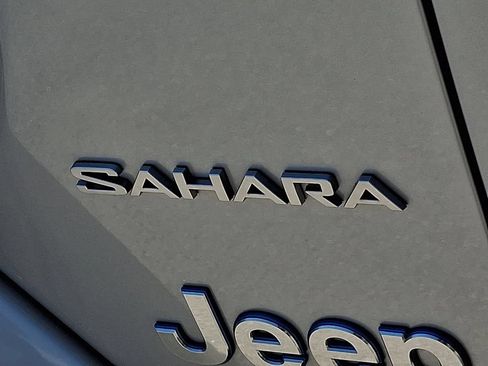 Used 2024 Jeep Wrangler Unlimited Sahara w/ Technology Group AWD/4WD image 32