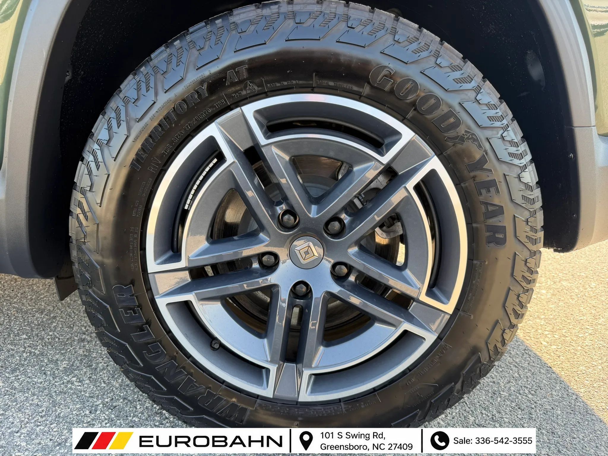 Used 2025 Rivian R1S Adventure Dual AWD/4WD image 33