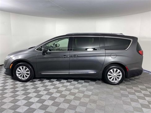 Used 2018 Chrysler Pacifica Touring-L image 5