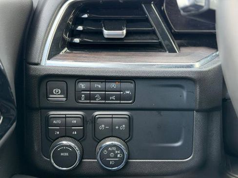 Used 2025 Chevrolet Suburban Z71 AWD/4WD image 8