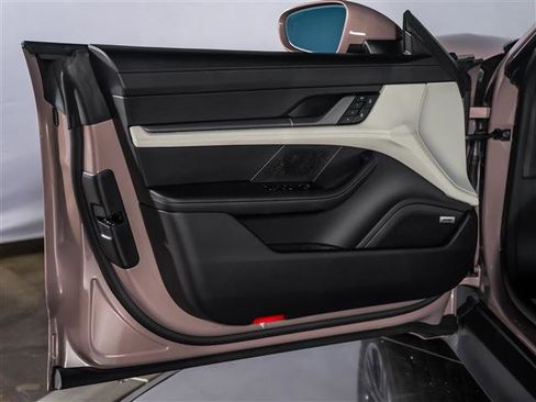 Used 2025 Porsche Taycan image 24