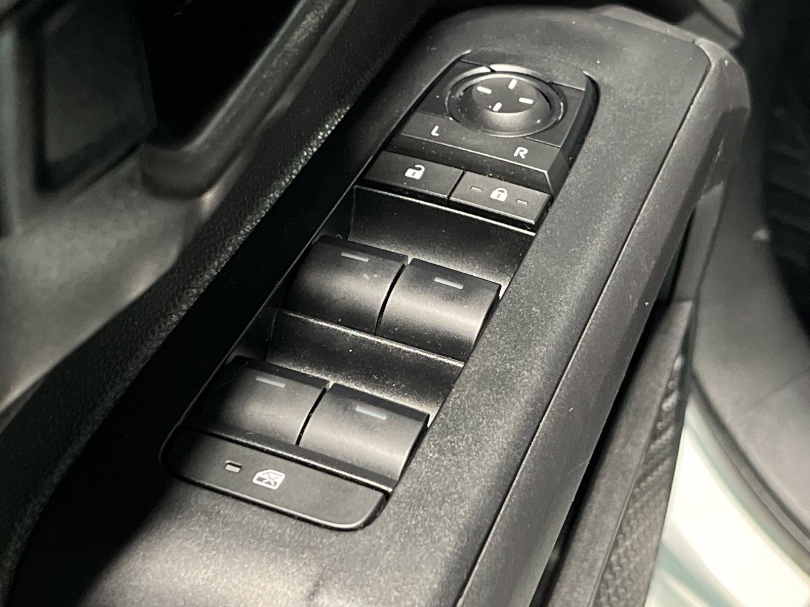Used 2024 Toyota Tacoma SR5 AWD/4WD image 35