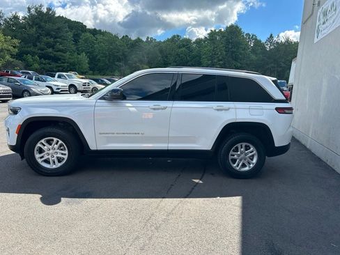 Used 2023 Jeep Grand Cherokee Laredo AWD/4WD image 3