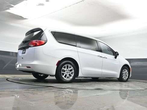 Used 2023 Chrysler Voyager LX image 29