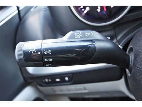 Used 2022 Kia Carnival LX FWD image 17