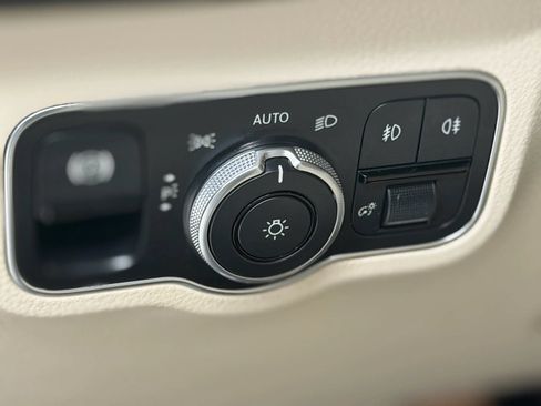Used 2020 Mercedes-Benz GLB 250 w/ Premium Package image 24