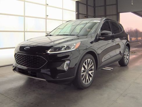 Used 2020 Ford Escape Titanium image 2
